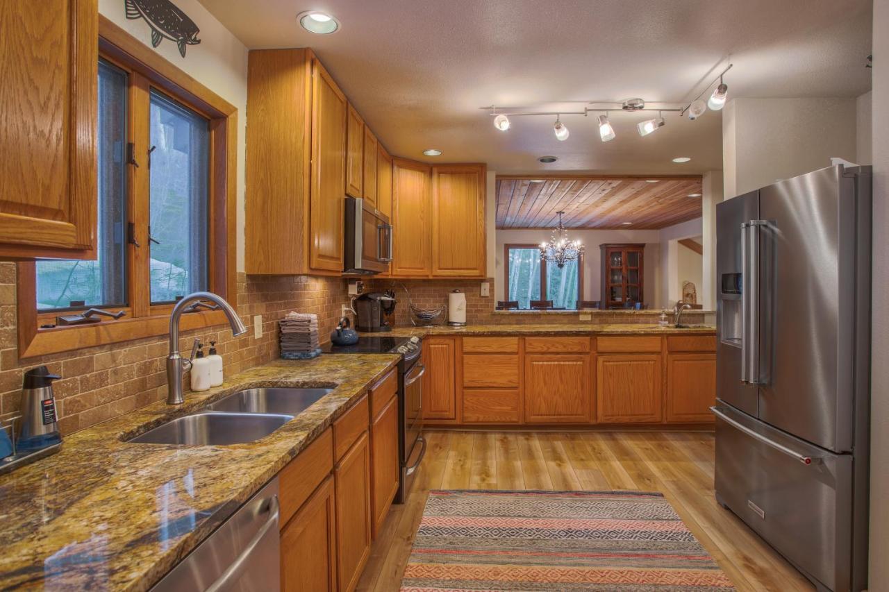 Aspencliffe Home - Peaceful - Spacious - Hot Tub Blue River Exterior photo